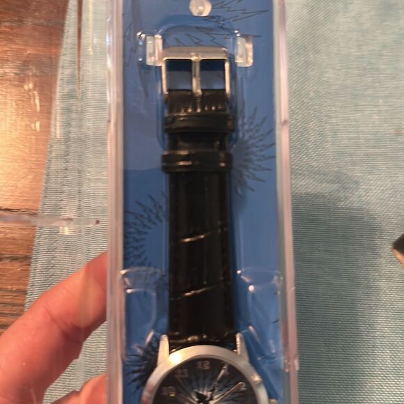 NIB Limited Release Disneyland Resort Collector Watch UNISEX - Picture 6 of 7